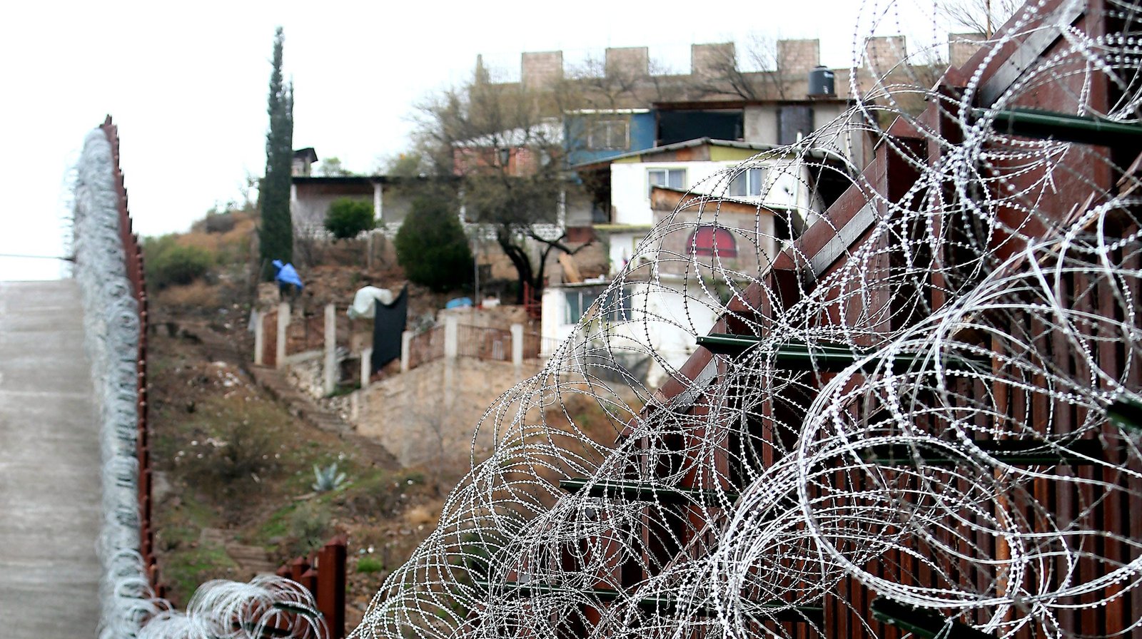 razor wire border walls 