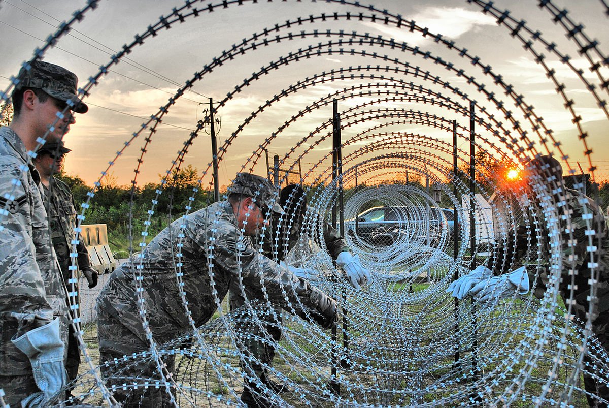 1200px-Razor_Wire