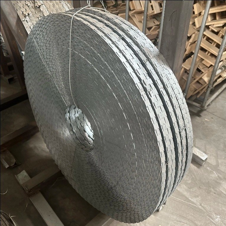 pl189061578-bto_22_concertina_wire_electric_galvanized_nigeria_razor_barbed_wire_razor_wire_price_per_roll