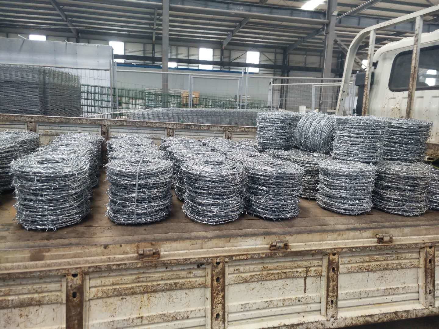 ps36437974-10kg_1_2mm_galvanized_razor_barbed_wire_for_barb_wire_fence ps36437974-10kg_1_2mm_galvanized_razor_barbed_wire_for_barb_wire_fence