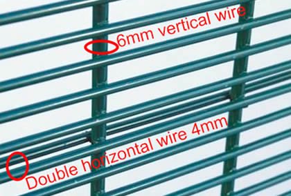 Green 2D welded security mesh with reinforced horizontal wires