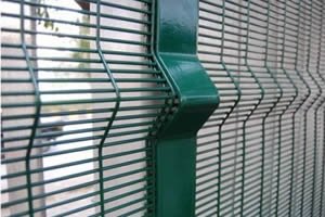 3D fence panel with a horizontal V-shaped reinforcing bend