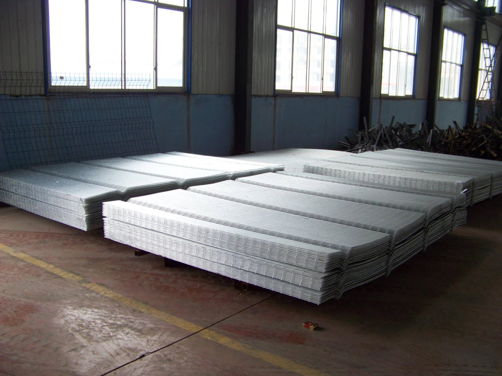 See-through fence packaging and shipping preparation