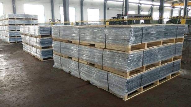 See-through fence panels and export transport arrangement