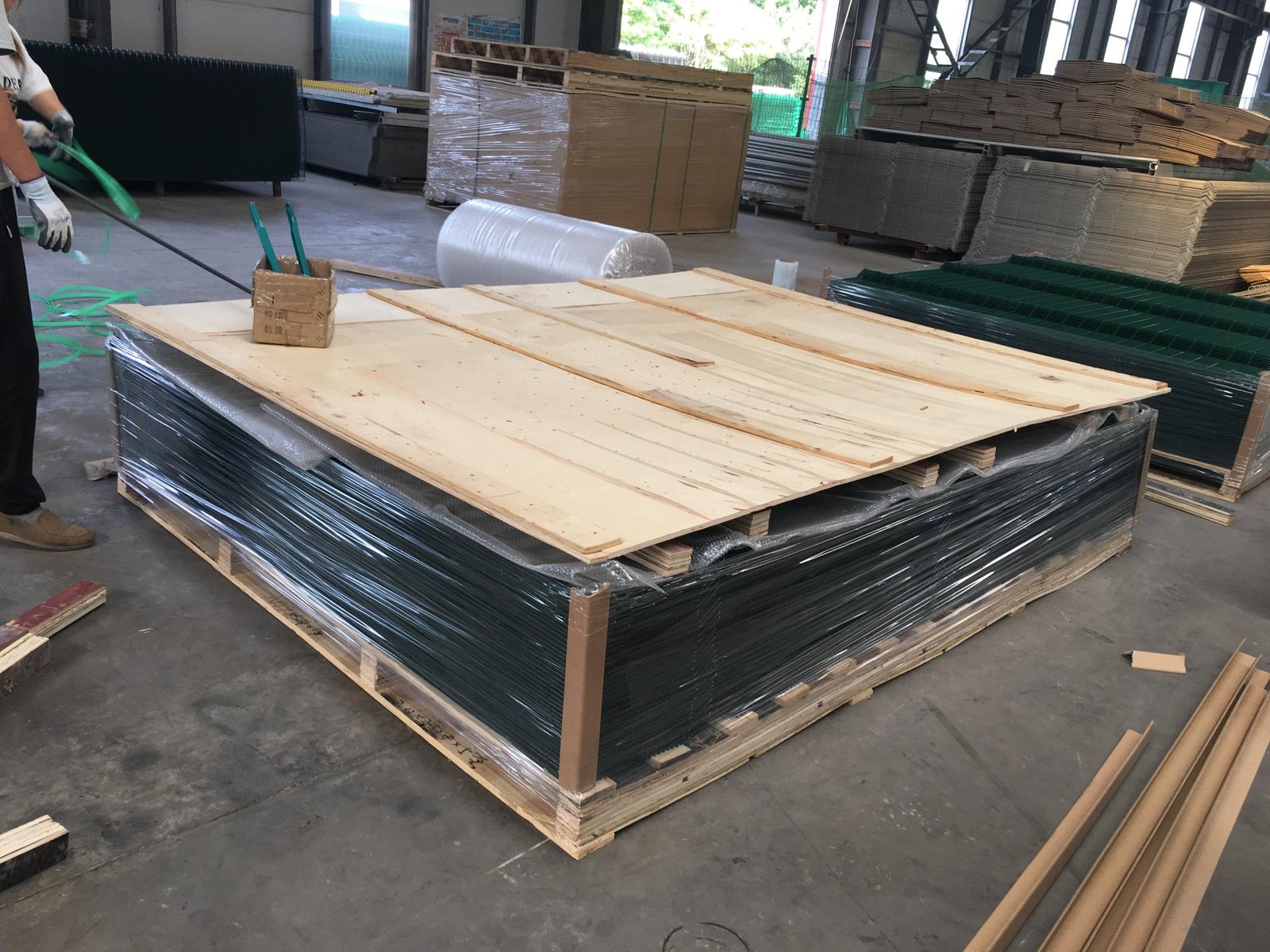 See-through fence shipment preparation and pallet handling