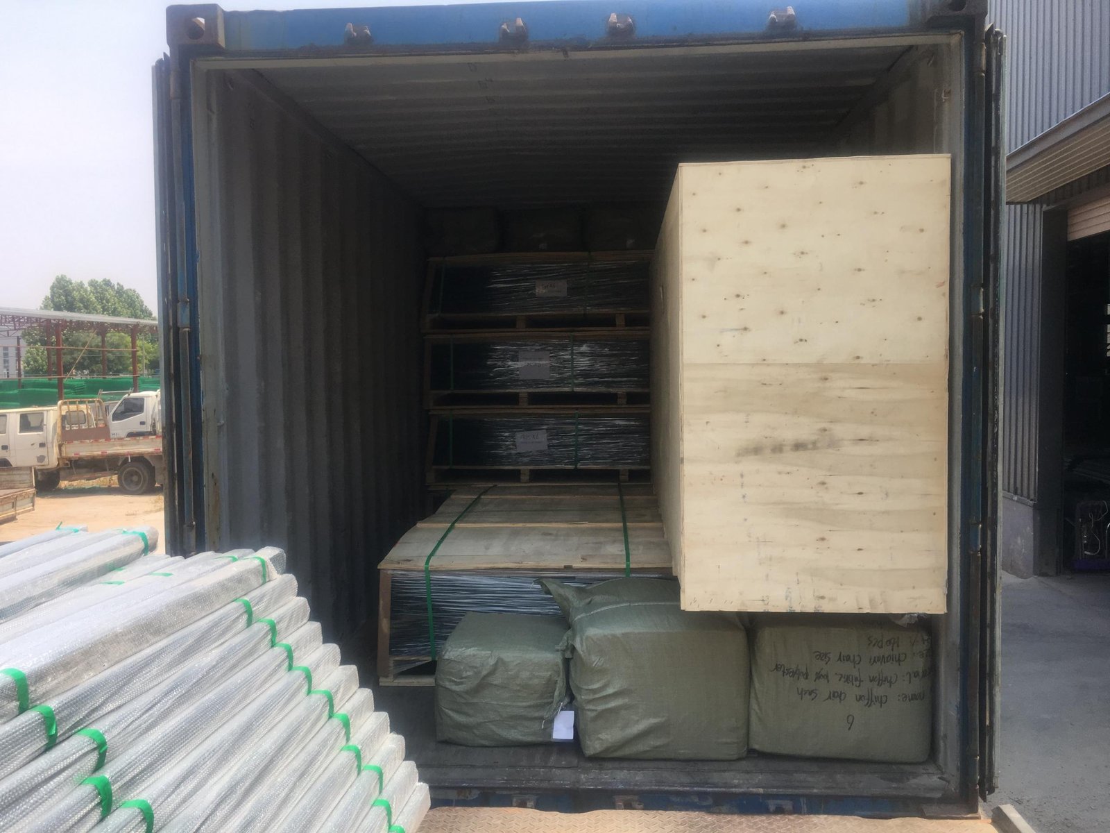 See-through fence panels and accessories in an export packaging arrangement