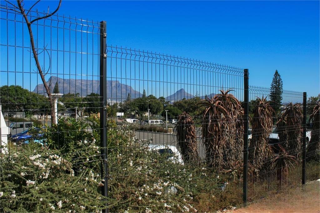 Clear view fencing mesh aperture and wire arrangement