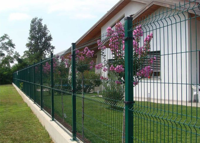 3D welded fence panel showing an outdoor boundary mesh pattern