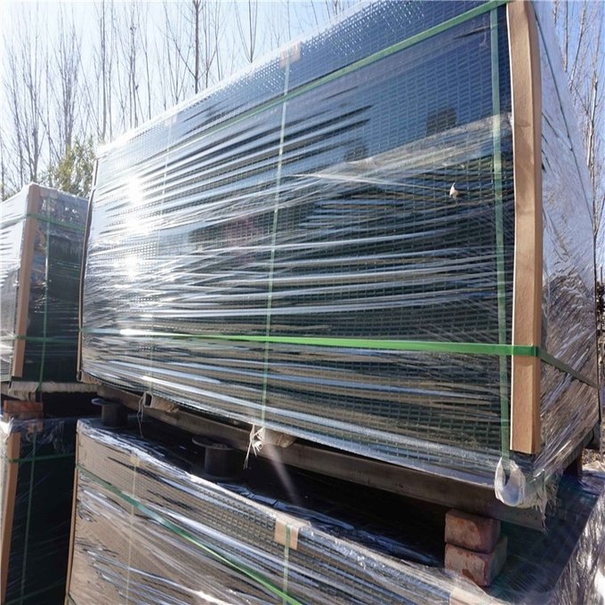 Export packing of 358 welded security fence panels with protective pallet materials