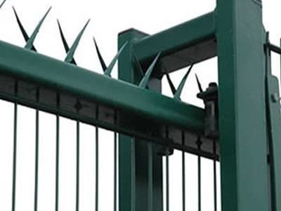 Galvanized anti-climb razor spikes with pointed metal teeth