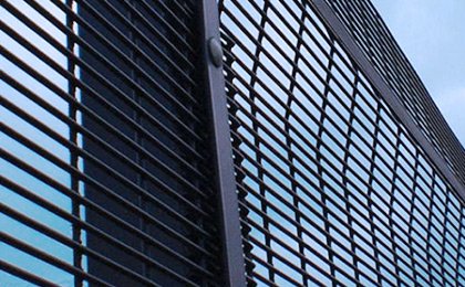 Flat bar connection arrangement for welded Clearview security mesh fencing