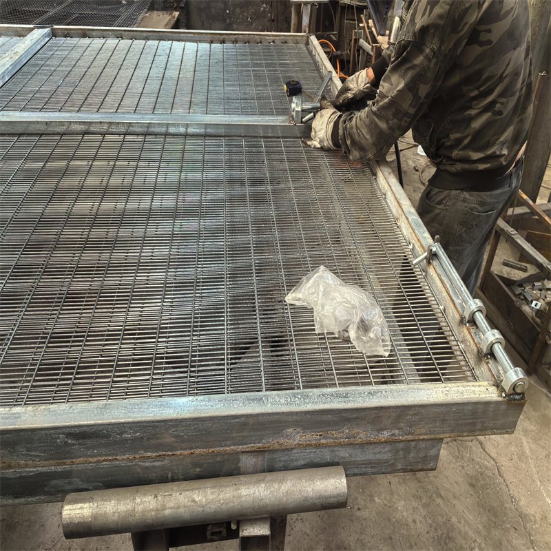 Clear Vu Fence | 358 Mesh Panels, Posts & Gates – BMP