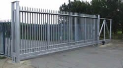 Galvanised palisade sliding gate with horizontal travel arrangement